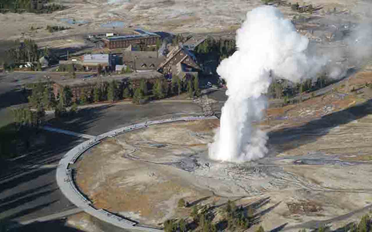 As colunas de água e vapor atingem entre 30 e 55 metros, com média de 40 a 42 metros, e são visíveis a até 120 pés de altura. Tal variação é estável ao longo da história, tornando o Old Faithful um dos gêiseres mais confiáveis em termos de altura. A visão impressiona tanto de perto quanto de longe, já que a névoa pode ser vista a centenas de metros.
