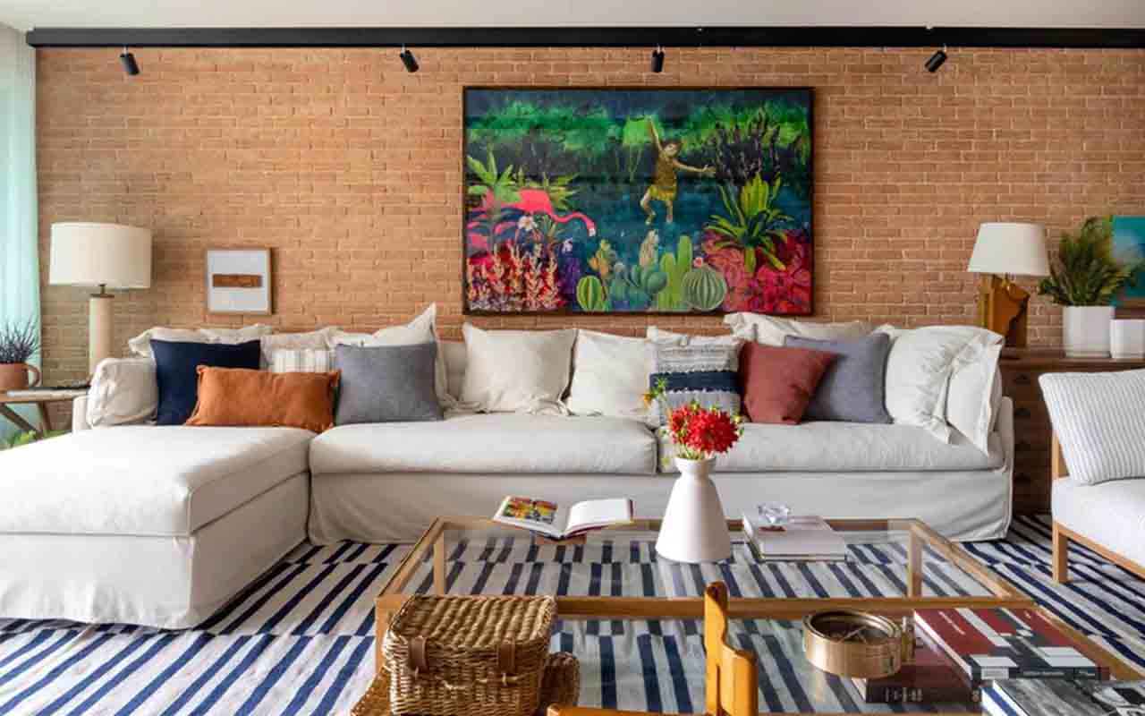 Os tijolos aparentes conferem charme industrial e rusticidade, muito usados em lofts e ambientes modernos. Além da estética, oferecem resistência e durabilidade, sendo ideais para áreas internas e externas. Sua textura natural cria contraste com móveis e acessórios contemporâneos, valorizando o espaço e trazendo personalidade, além de ajudar no isolamento térmico.