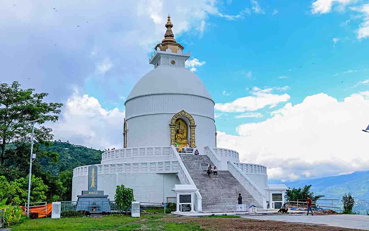 A World Peace Pagoda foi construída em uma colina com vista panorâmica para o lago e o Himalaia. É um monumento budista que simboliza paz e harmonia, atraindo visitantes para meditação e contemplação. Além de sua importância espiritual, oferece uma das vistas mais impressionantes de Pokhara e integra uma rede mundial de pagodes da paz, reforçando sua relevância internacional.
