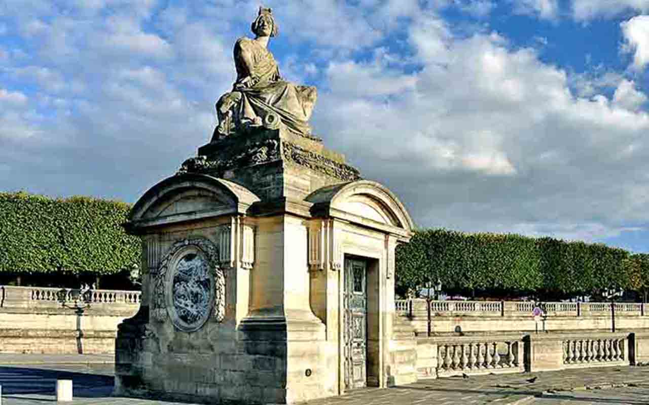 A Praça da Concórdia é cercada por estátuas que representam cidades francesas importantes, cada uma com detalhes artísticos próprios. A saber, Brest, Ruão, Lyon, Marselha, Bordeaux, Nantes, Lille e Estrasburgo. Essas esculturas simbolizam a diversidade e a força da nação, reforçando o caráter nacional do espaço. O conjunto artístico valoriza a identidade francesa e enriquece a experiência dos visitantes.
