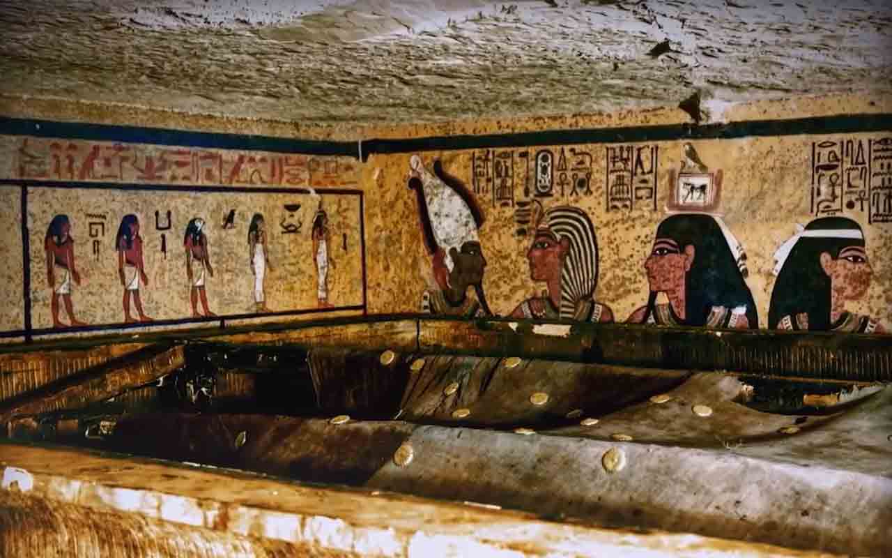 A descoberta da tumba também revolucionou a egiptologia. Antes de 1922, o conhecimento sobre muitos aspectos do cotidiano dos faraós era limitado. Os milhares de objetos preservados permitiram compreender melhor técnicas artesanais, práticas religiosas, relações diplomáticas e até detalhes da alimentação e da medicina da época. O achado provocou uma verdadeira febre mundial pelo Egito Antigo, influenciando a arquitetura, a moda, a literatura e o cinema durante boa parte do século 20.
