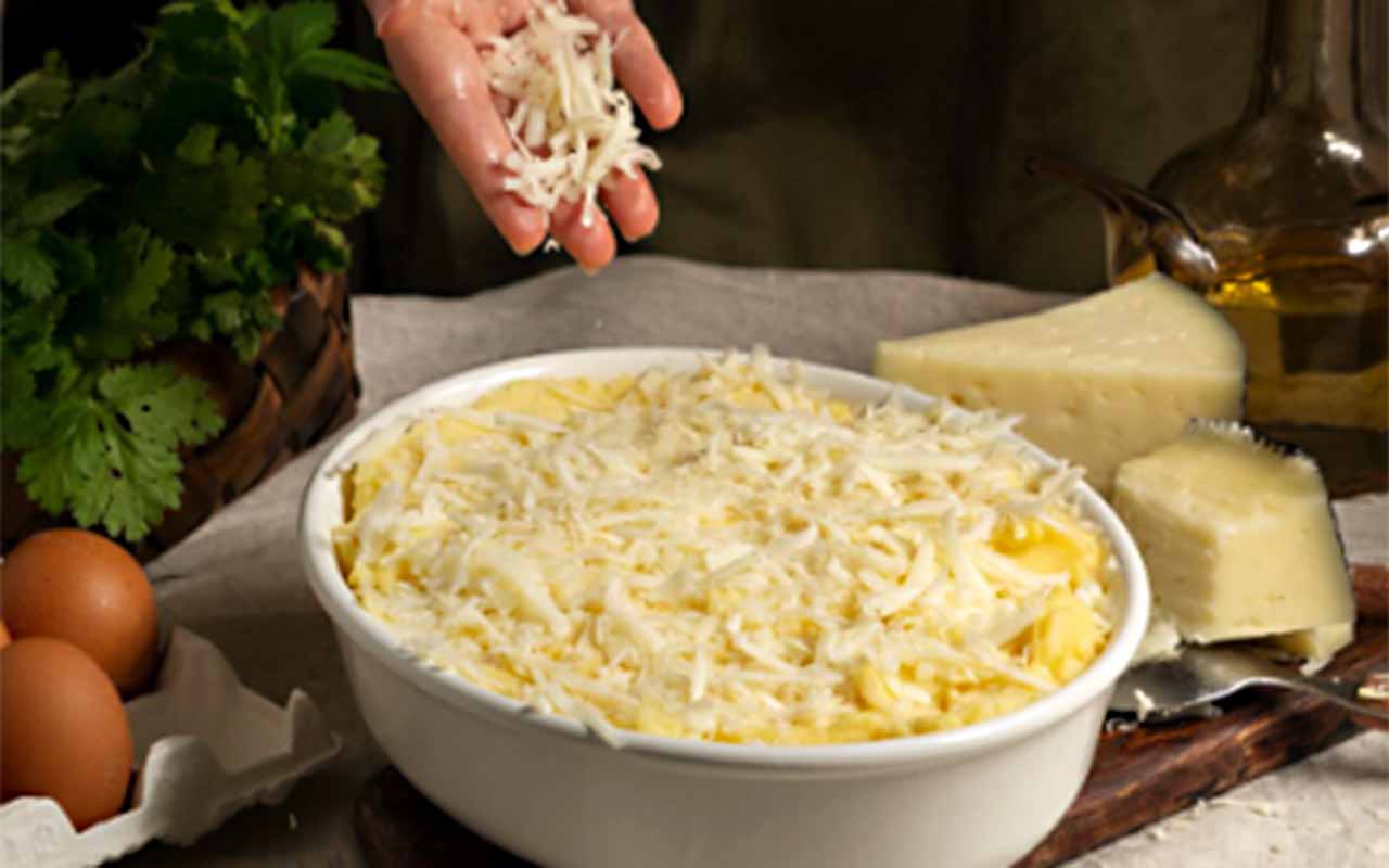 O parmesão ideal combina notas picantes e adocicadas, com sal na medida certa. Esse equilíbrio garante que o queijo seja agradável tanto cru quanto derretido em preparações culinárias.