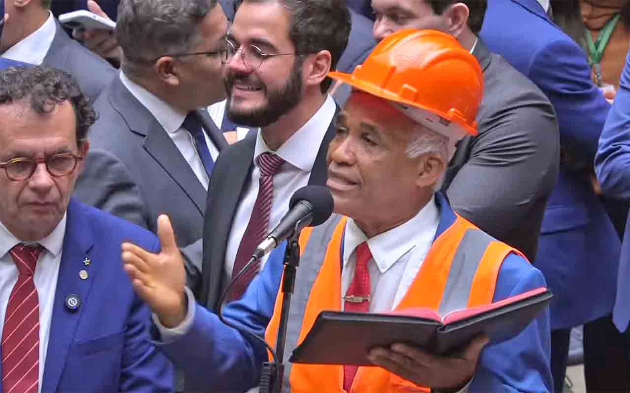 O texto da PEC também determina que os trabalhadores passem a ter direito a duas folgas remuneradas por semana, sendo que uma delas deverá ocorrer, preferencialmente, aos domingos. Além disso, a diminuição da jornada não poderá resultar em redução salarial.
