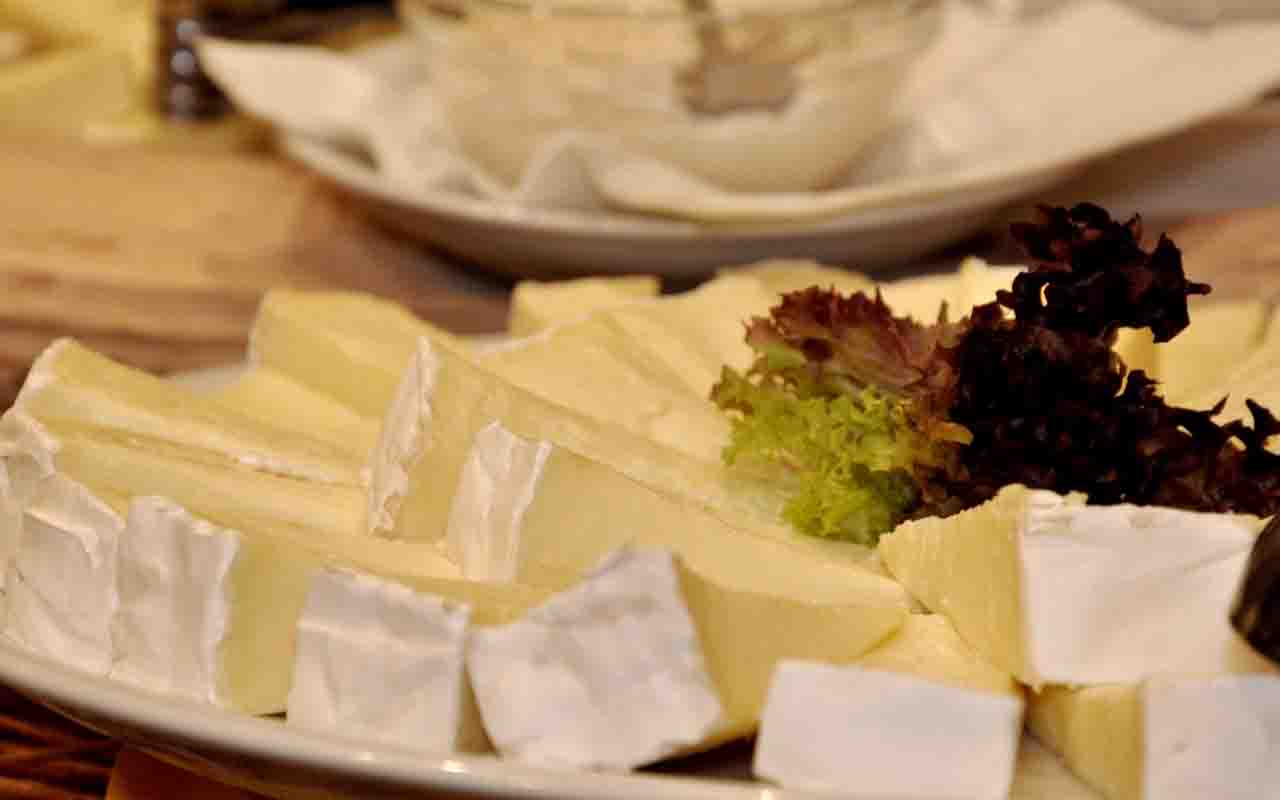 Brie – Originário da região de Brie, na França, é um queijo de pasta mole e casca branca comestível de mofo. Tem sabor amanteigado e textura cremosa, consumido com pães ou frutas.