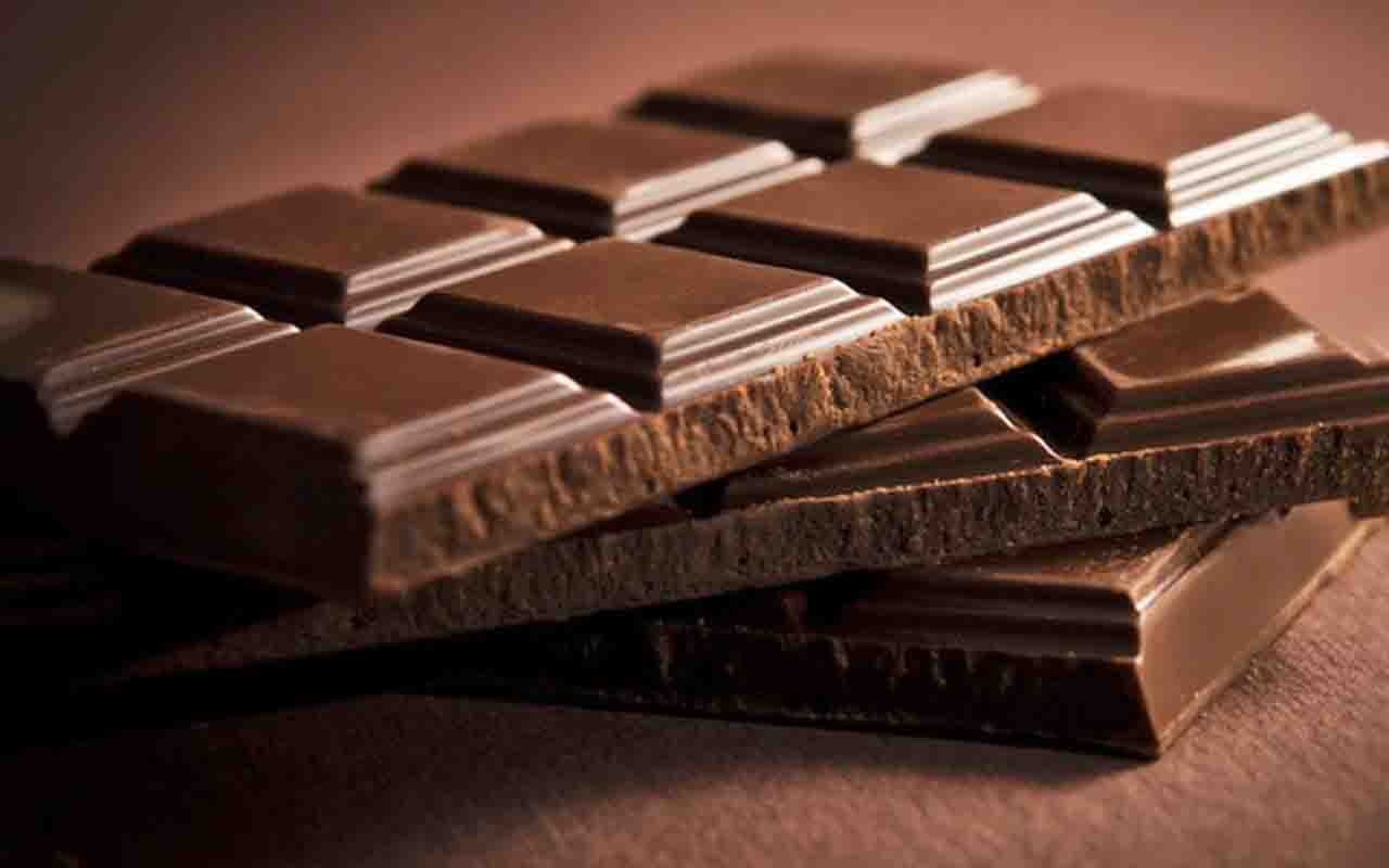 O tipo de chocolate influencia diretamente o sabor e a doçura da ganache. Meio amargo é o mais usado, mas versões ao leite e branca também são comuns.
