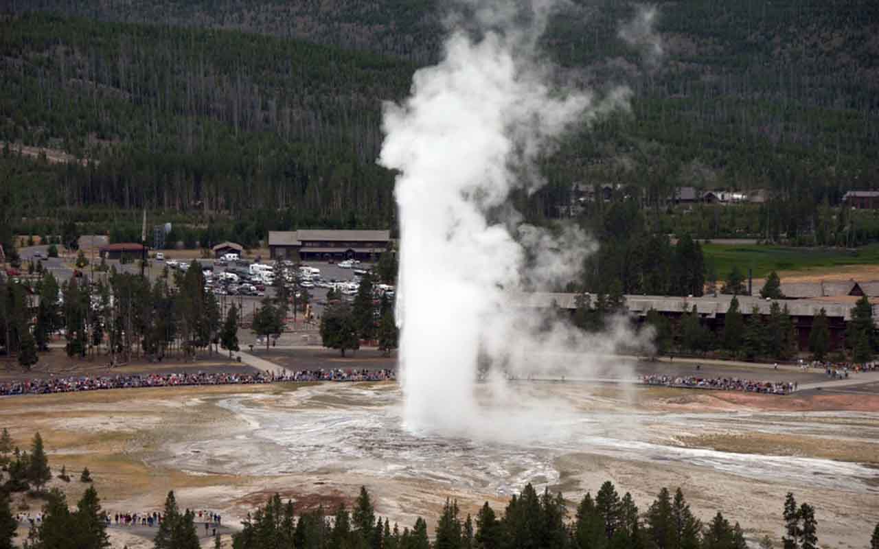 O Grande Geysir, ativo desde o século 13, já alcançou 122 metros de altura, mas hoje está menos frequente. Ao lado dele, também na Islândia, Strokkur mantém o espetáculo diário, com jatos de até 50 metros. Juntos, simbolizam o país como berço do nome e da cultura dos gêiseres.