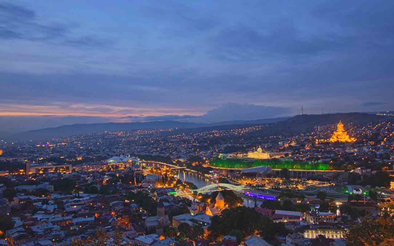 A capital é Tbilisi, uma das cidades mais antigas do mundo, com mais de 1.500 anos de história. 
