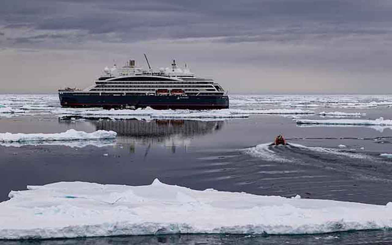 18º) Ponant Le Commandant Charcot, Polo Norte e Antártida: As experiências a bordo desse navio quebra-gelo incluem passeios de caiaque entre icebergs e de aventuras com trenós puxados por cães.
