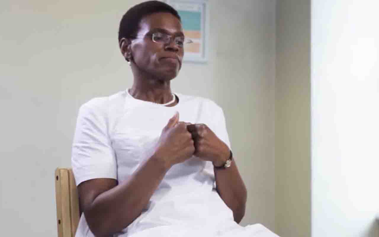 Um ano depois, sua mãe biológica morreu. Logo em seguida, ela também perdeu a mãe adotiva, tendo apenas o pai como sua principal referência.