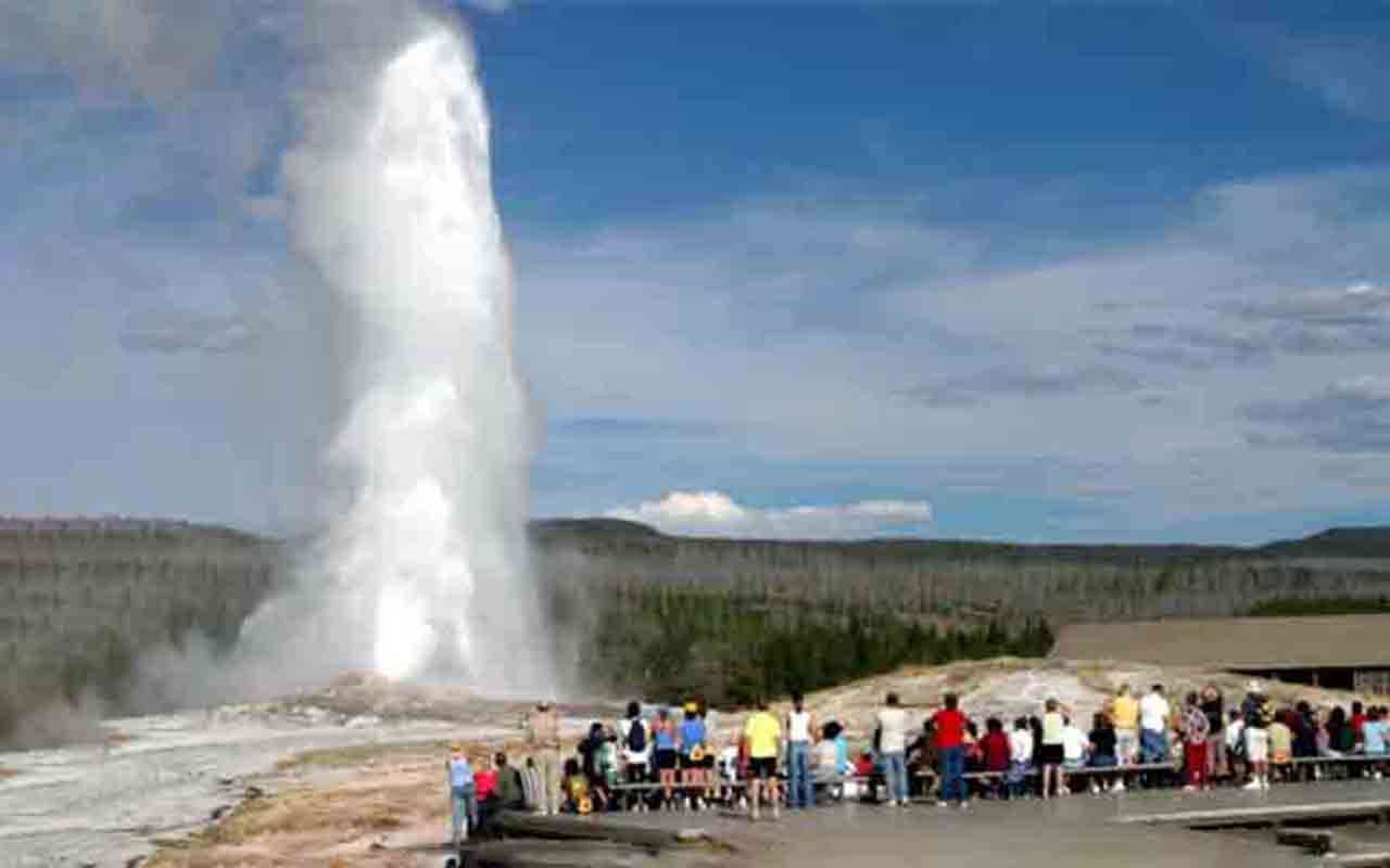Cada erupção dura de 1,5 a 5 minutos. Esse intervalo é suficiente para que os visitantes apreciem o fenômeno em detalhes, observando a força da água e o vapor que se dissipam no ar. A duração também influencia a quantidade de água expelida, tornando cada erupção única.