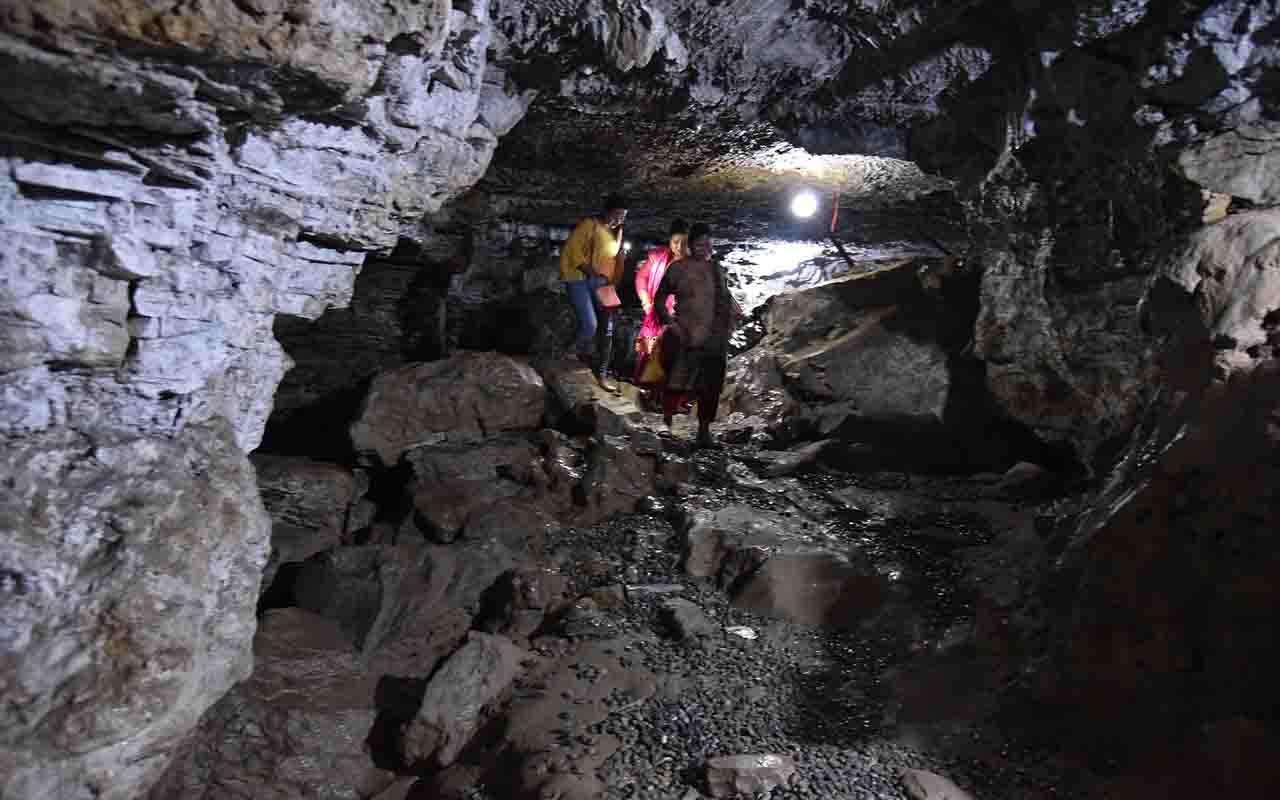 A Caverna Mahendra é uma formação natural de calcário que impressiona pela extensão e pelas estalactites. Localizada próxima ao centro da cidade, é um ponto turístico que mistura aventura e curiosidade geológica. A visita proporciona contato direto com a natureza subterrânea e sua atmosfera misteriosa, sendo também usada em estudos científicos sobre formações rochosas.
