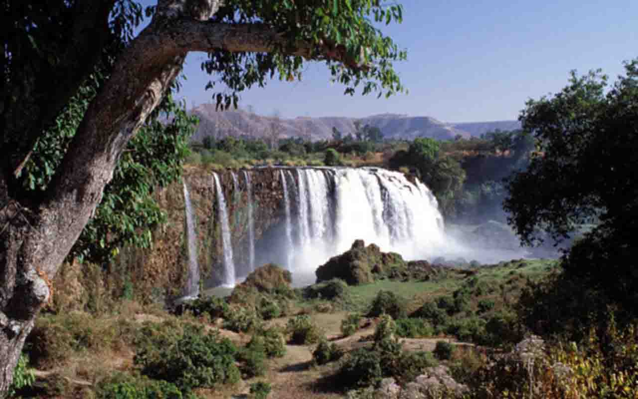 O Nilo é formado principalmente por dois afluentes principais: o Nilo Branco, que nasce no Lago Vitória, e o Nilo Azul, que tem sua nascente no Lago Tana, na Etiópia (foto).