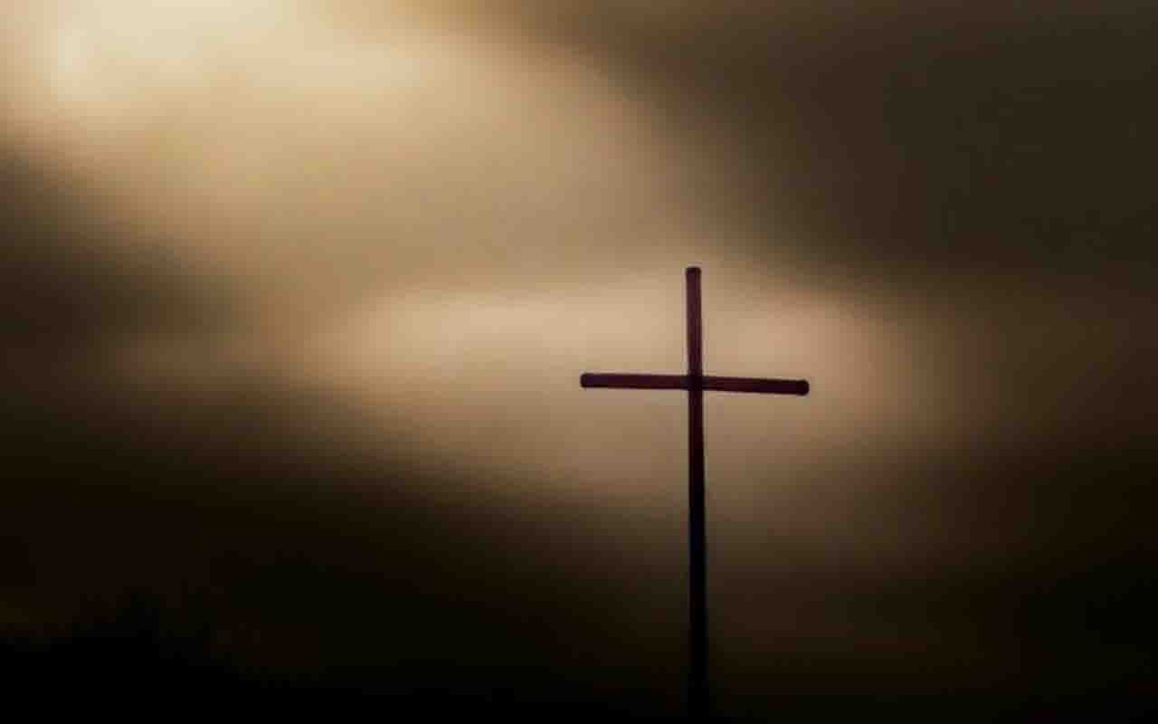 Foi em Thingvellir que, no ano 1000, a Islândia adotou oficialmente o cristianismo. A decisão foi tomada coletivamente, reforçando o papel do local como espaço de consenso e de escolhas que moldaram o futuro da nação.
