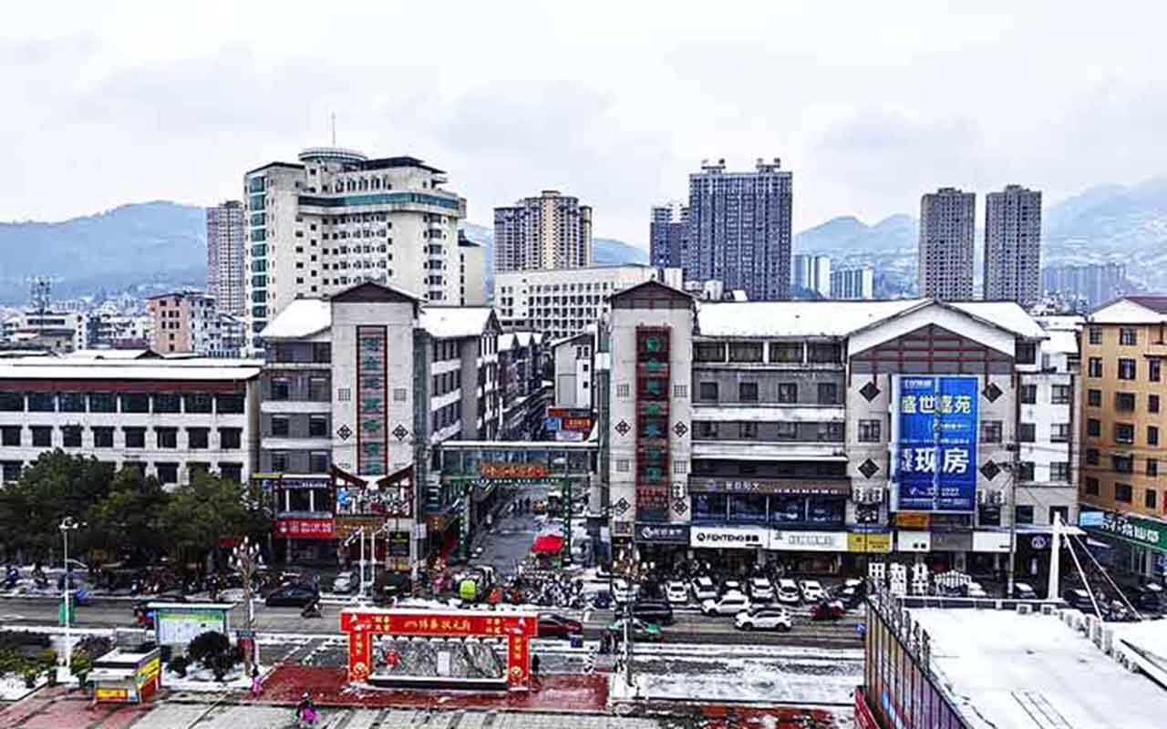 Zhangjiajie tem atualmente cerca de 1,5 milhões de habitantes, segundo dados de censos populacionais (2024). Essa população é composta majoritariamente pelos povos Tujia, Bai e Miao, grupos étnicos que dão riqueza cultural única à região. Suas danças, artesanato e culinária enriquecem a experiência turística. 