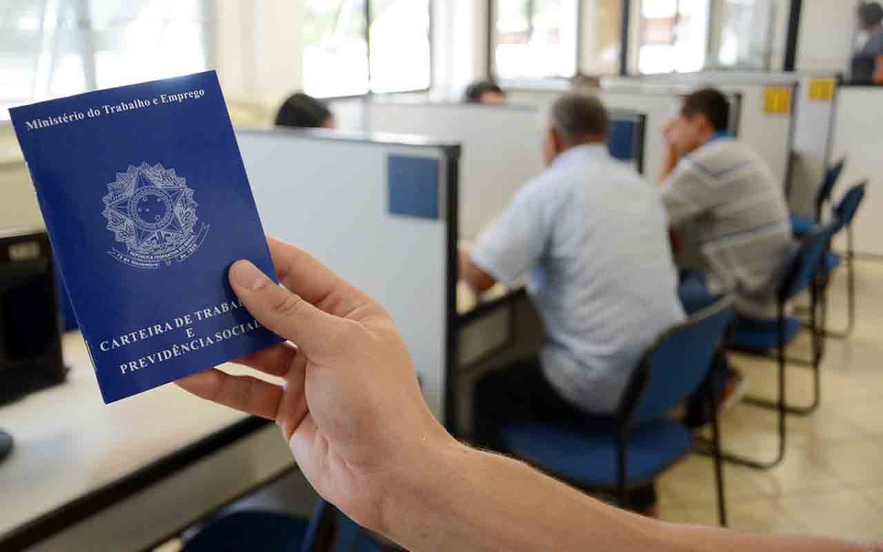 Embora o saldo fique vinculado à conta do FGTS, a legislação prevê diversas situações em que o dinheiro pode ser sacado. Entre elas estão a demissão sem justa causa, a aposentadoria, a compra da casa própria, o diagnóstico de determinadas doenças graves, o falecimento do trabalhador, além de situações de calamidade pública reconhecidas pelo governo.
