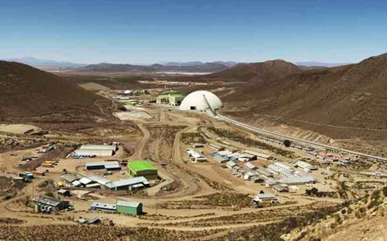 A mina de San Cristóbal, localizada na regiao de Nor Lípez, Departamento de Potosí, na Bolívia, é uma mina de prata, chumbo e zinco a céu aberto que tem produção de alta relevância global.