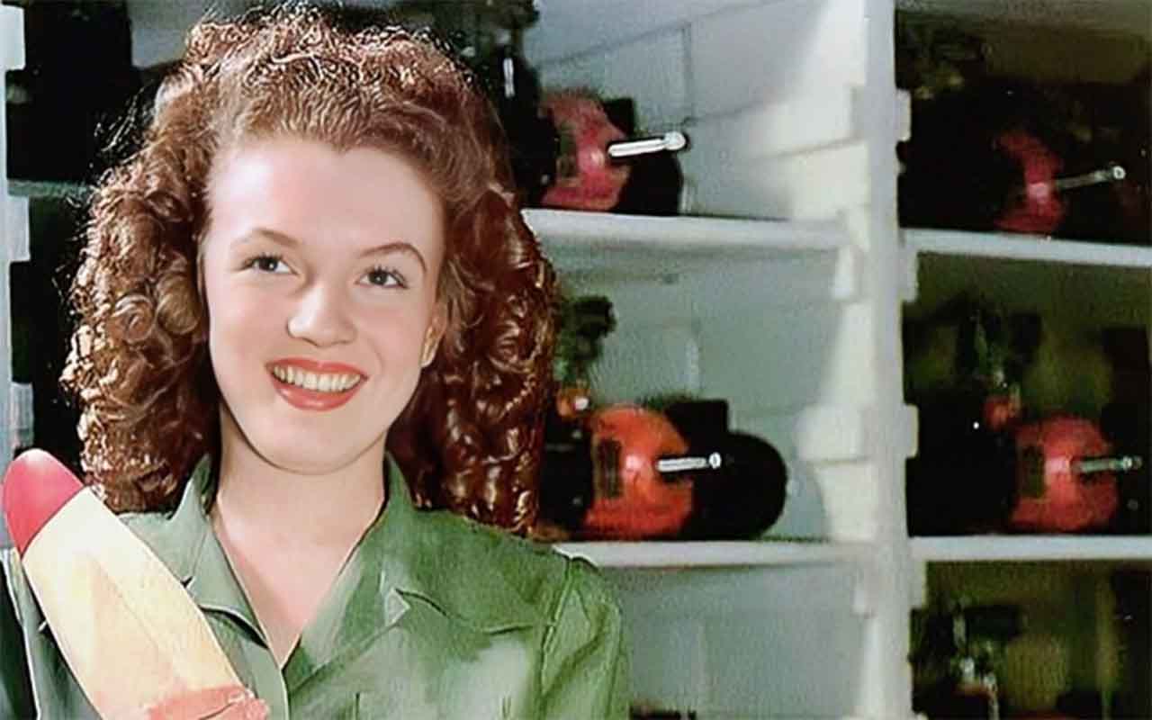 Aos 16 anos, Norma Jeane se casou com James Dougherty, uma união motivada em parte pela necessidade de evitar o retorno a um orfanato quando sua família adotiva precisou se mudar. Durante a Segunda Guerra Mundial, enquanto trabalhava em uma fábrica que produzia equipamentos militares, foi fotografada para uma reportagem destinada a incentivar a participação feminina no esforço de guerra. As imagens chamaram a atenção de agências de modelos e abriram caminho para uma nova carreira.
