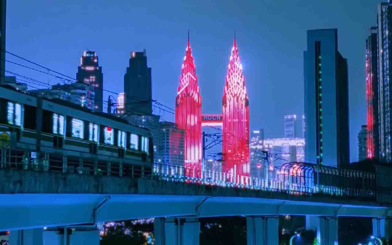 Essa estética “cyberpunk”, marcada por luzes de neon, shows de drones e fogos de artifício, tem impulsionado o turismo local.