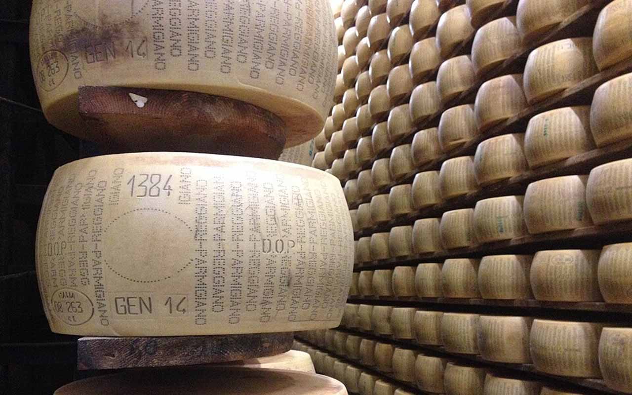 O queijo inteiro, protegido por sua casca impermeável, pode ser armazenado por anos. Com o tempo, ele não apenas se conserva, mas também desenvolve sabores mais complexos e intensos, tornando-se ainda mais valioso.