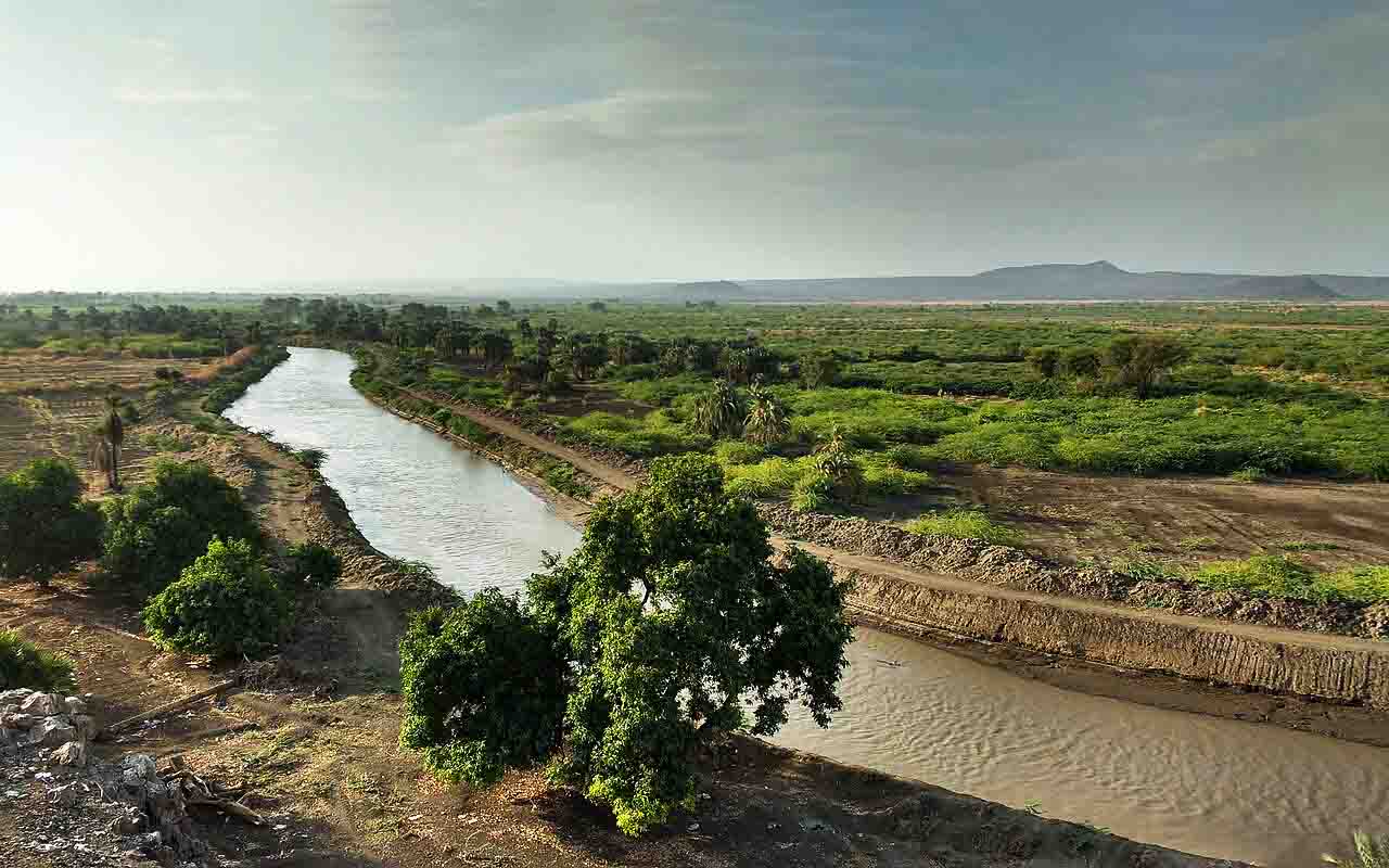 O rio Awash percorre a Etiópia até morrer na Depressão de Danakil, sem alcançar o Oceano Índico. Esse destino peculiar reforça a ideia de isolamento e hostilidade da região, onde até mesmo a água parece sucumbir ao calor e à salinidade extrema.