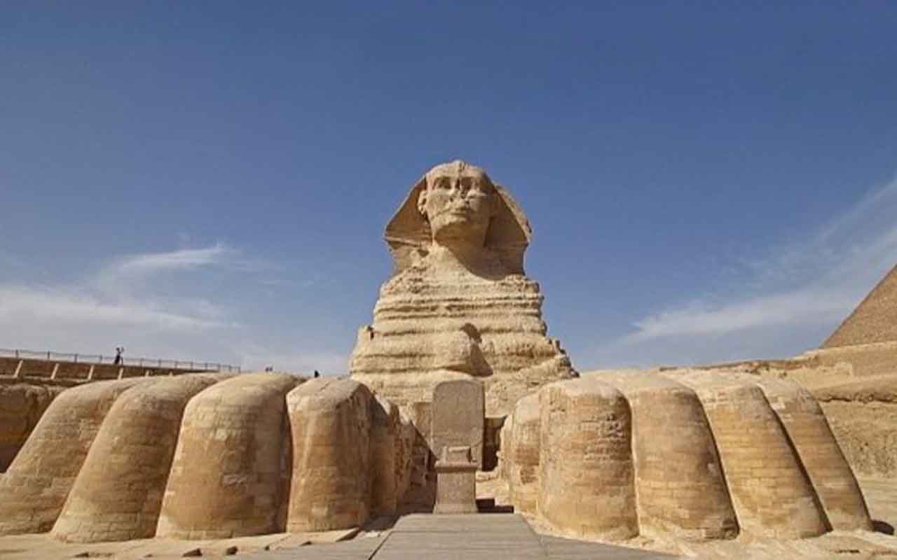 A Estela do Sonho, localizada entre as patas da Esfinge, é um dos documentos mais importantes sobre sua história por descrever como Tutemés 4º recebeu a promessa de se tornar faraó caso cuidasse da estátua. Esse episódio mostra como o monumento era visto como mediador entre homens e deuses, bem como a narrativa também revela a prática de legitimar o poder real por meio de símbolos sagrados. 


