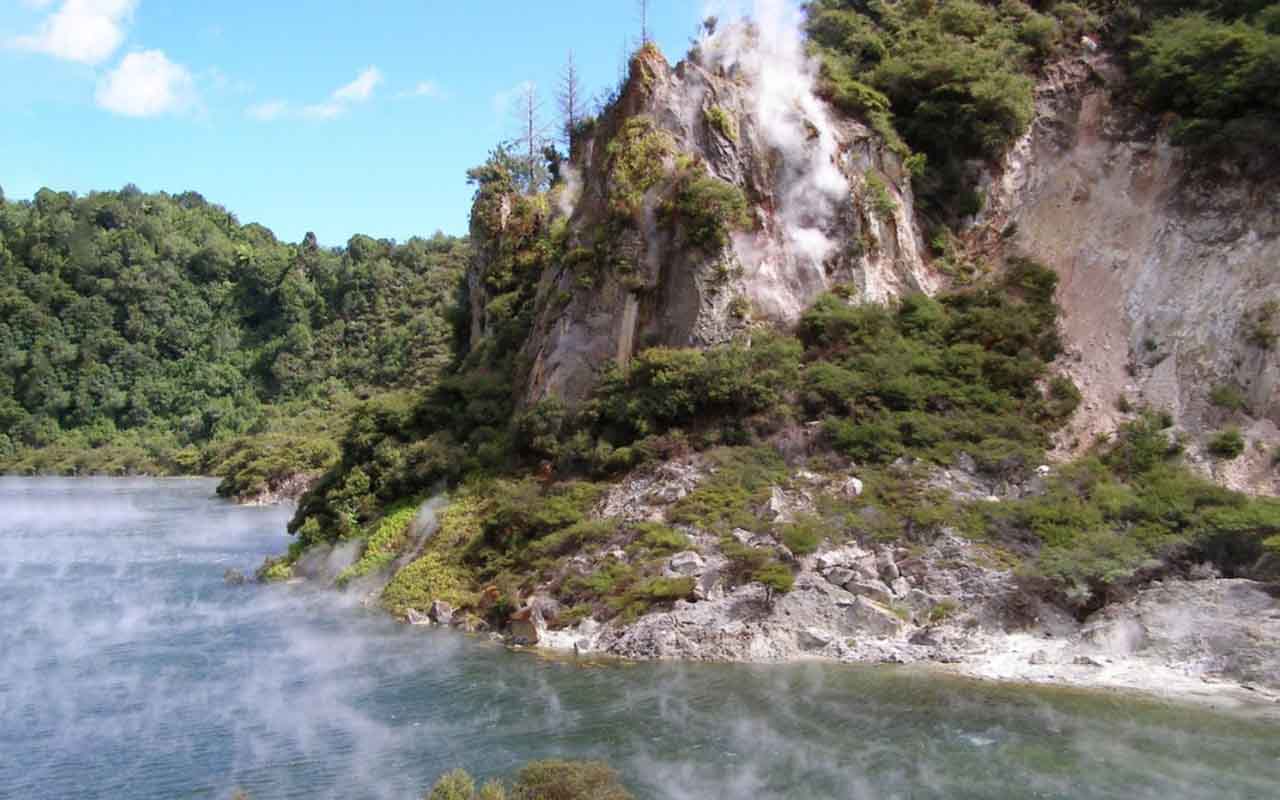 Na Nova Zelândia, o Waimangu já foi considerado o mais poderoso da história. Afinal, expelia jatos de mais de 400 metros misturados a lama, chamados de “água negra”. Extinto em 1904 após mudanças no fluxo hídrico, deixou como legado grandes piscinas termais que ainda atraem visitantes.