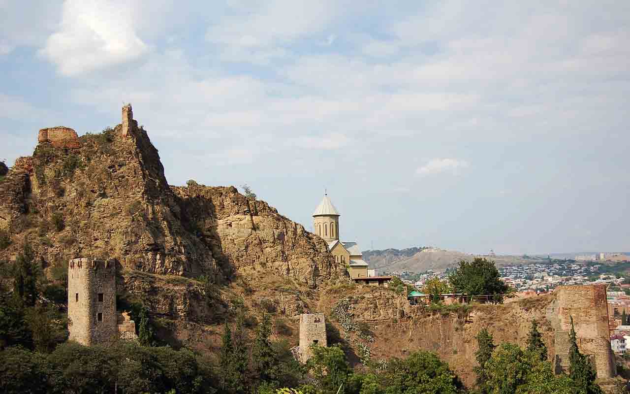 Lá, está localizada  a fortaleza de Narikala. Erguida  no século 4, fica em uma colina, com vista panorâmica da cidade e do rio Kura.

