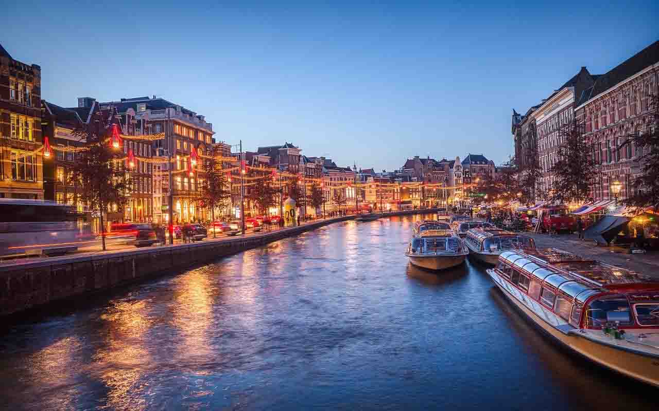 Países Baixos (Antiga Holanda) - 17 milhões de habitantes. Capital: Amsterdã.  A mudança do nome, em 2020, foi por motivo econômico. O país quis ressaltar seu grande atrativo, que é o fato de ser 