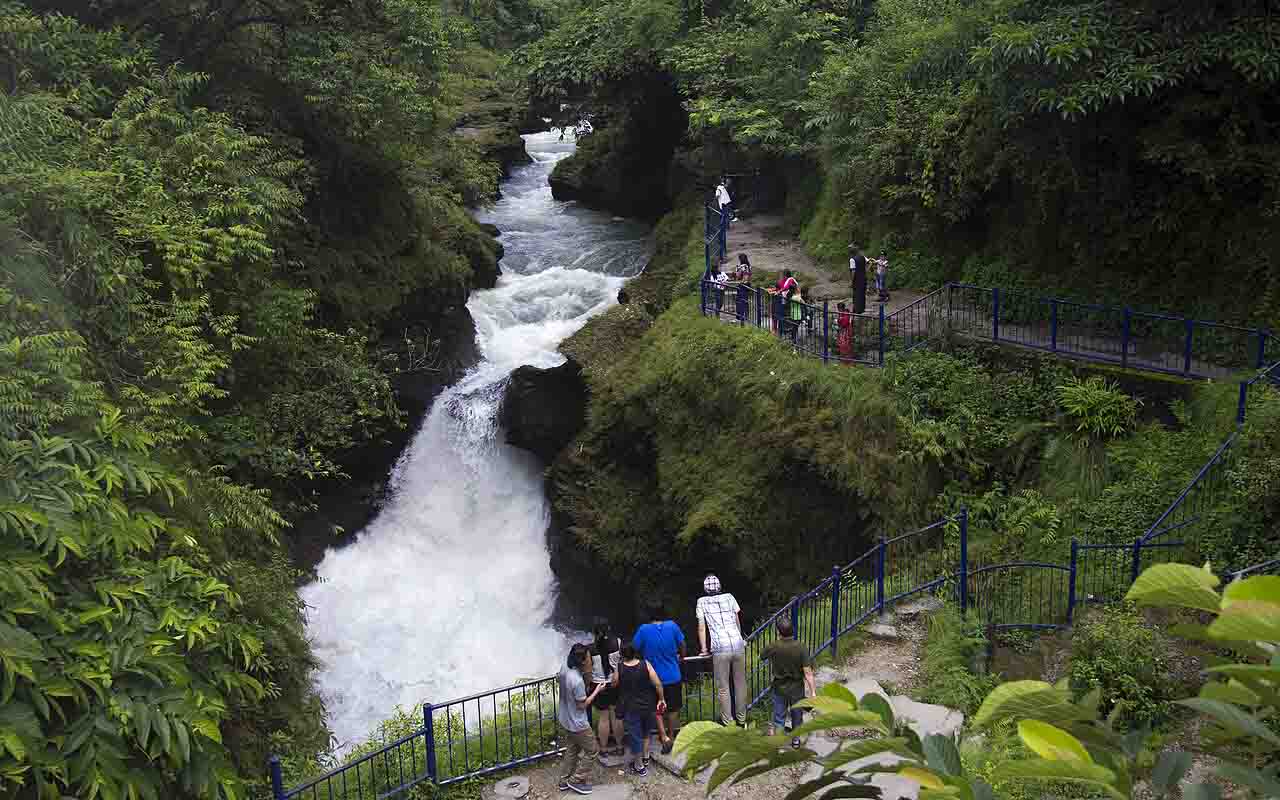 A Cachoeira Devi’s Fall é um espetáculo natural onde a água desaparece em um túnel subterrâneo. O local é cercado de lendas e histórias que aumentam seu fascínio. É um dos pontos mais visitados de Pokhara, combinando beleza e mistério em um só cenário, e sua força hídrica impressiona pela intensidade, especialmente durante a estação das chuvas.