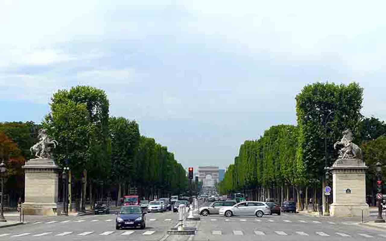 A proximidade com a Champs-Élysées e os Jardins das Tulherias dá à Praça uma posição estratégica no coração de Paris. Ela funciona como elo entre diferentes pontos turísticos e culturais da cidade, atraindo visitantes constantemente. A localização reforça sua importância urbana e histórica, tornando-a indispensável para quem deseja compreender a capital francesa mais a fundo.