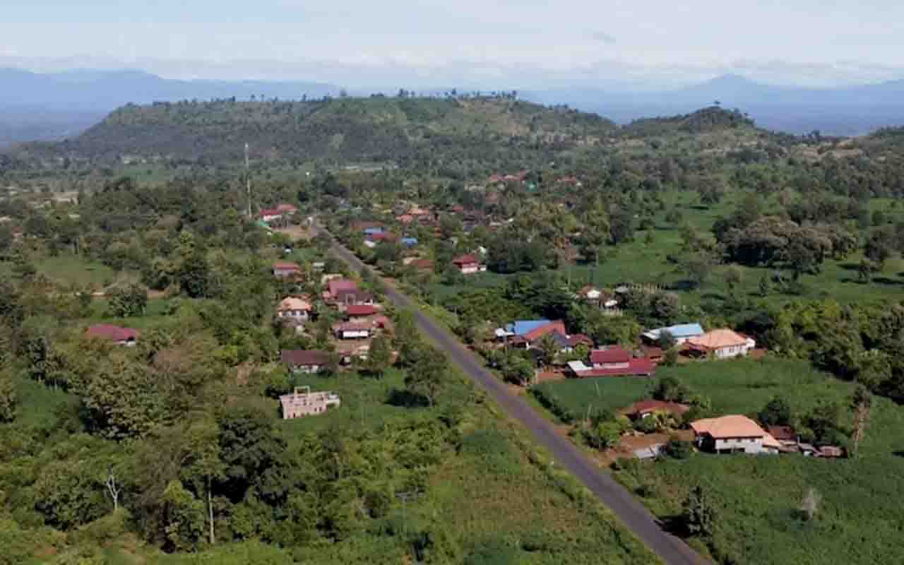 Além da agricultura, o turismo ganhou importância nas últimas décadas graças às estradas panorâmicas e à crescente procura por destinos menos massificados no Sudeste Asiático. Motociclistas e mochileiros costumam percorrer o chamado “Bolaven Loop”, circuito rodoviário que conecta vilarejos, plantações, cachoeiras e áreas de mata.