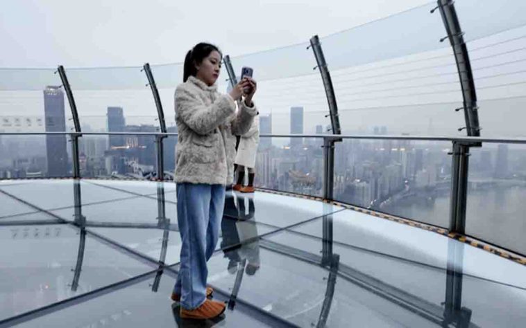 Arranha-céu horizontal com 250 metros de altura e 12 mil toneladas vira atração em Chongqing, na China - Reprodução/YouTube