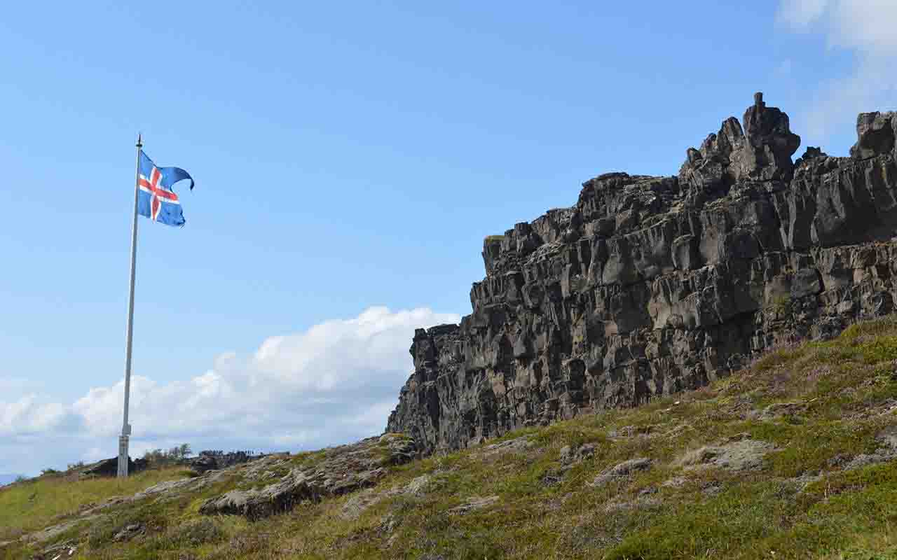 Em 1944, a Islândia declarou sua independência da Dinamarca em Thingvellir. O local foi escolhido pela sua carga simbólica, reafirmando a ligação entre identidade nacional e este vale histórico.