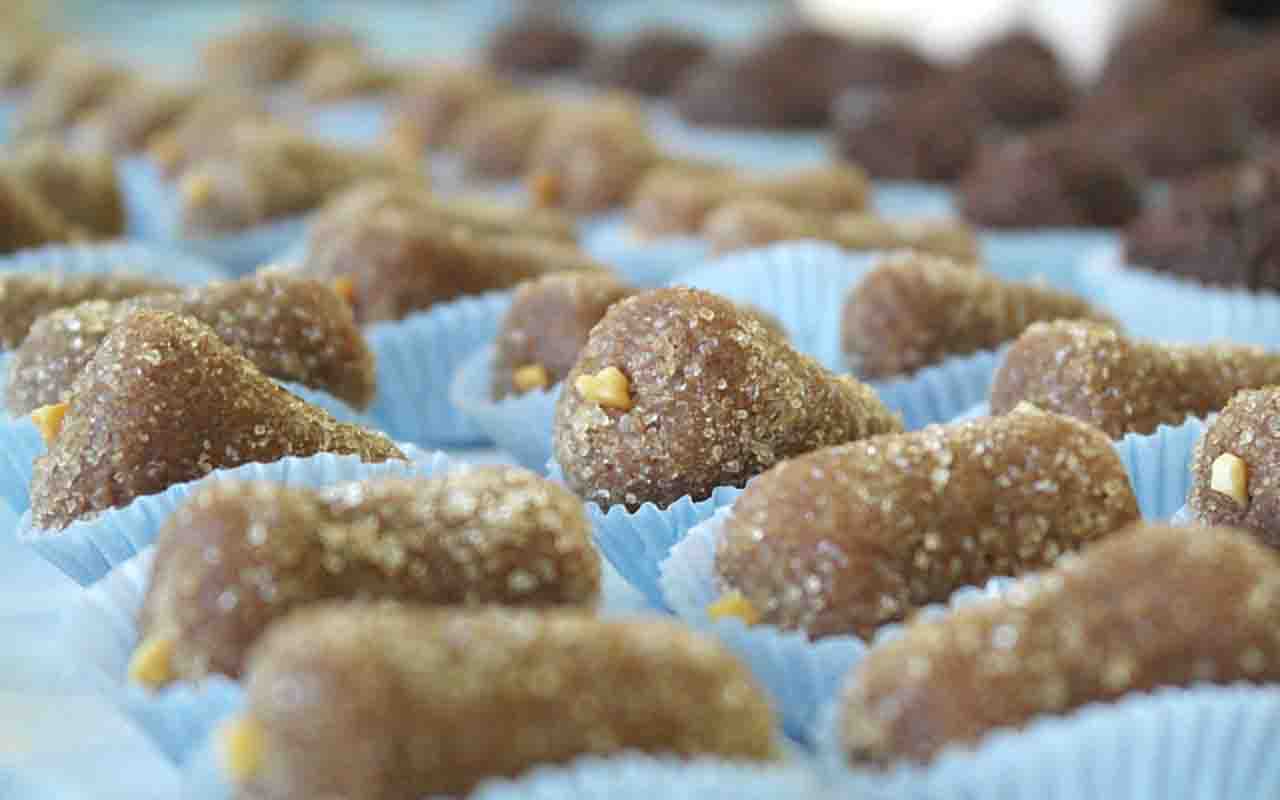 Cajuzinho - Tradicional doce brasileiro, é uma mistura de amendoim, chocolate e leite condensado. É especialmente associado a festas de aniversário. Cerca de 86 calorias por unidade. O nome se deve ao formato que lembra um caju pequeno.