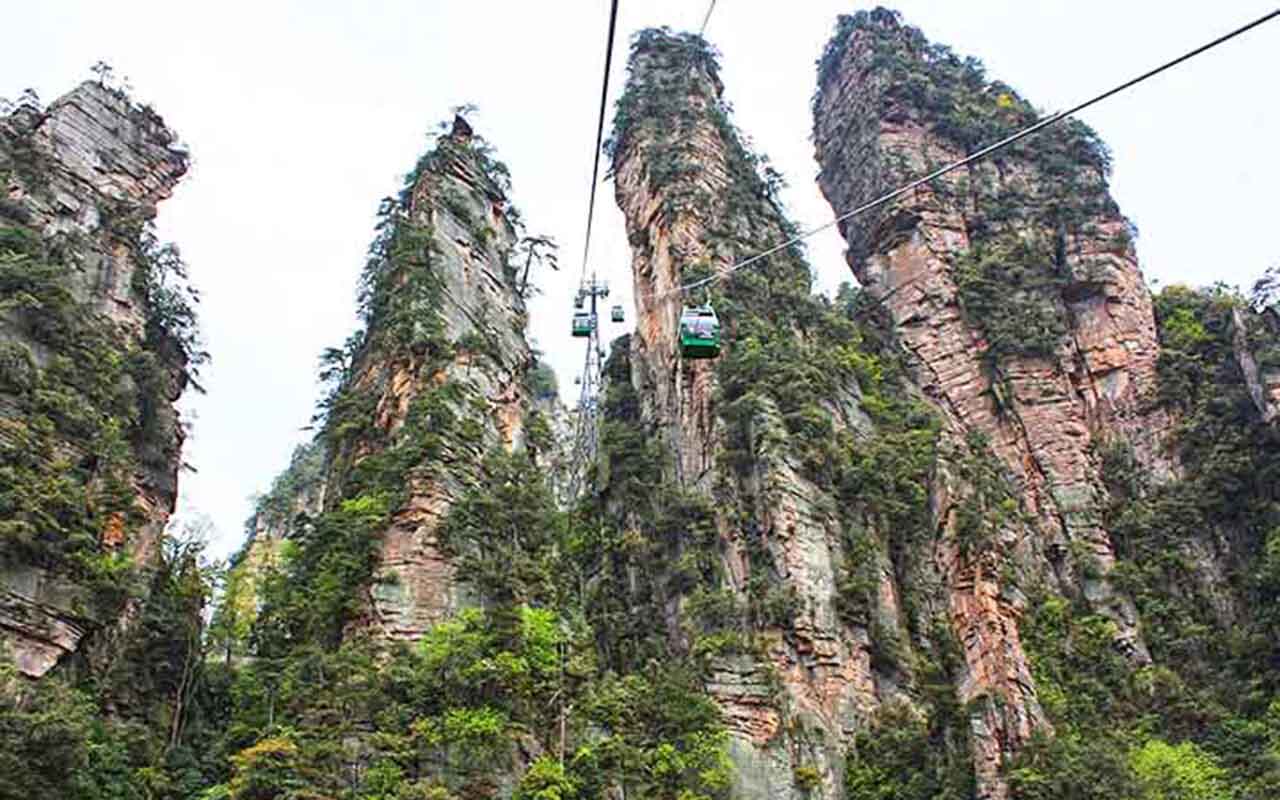 Para quem busca comodidade, teleféricos oferecem vistas espetaculares. O mais famoso conecta a entrada do parque ao topo das montanhas, permitindo observar a grandiosidade das formações rochosas em contraste com a vegetação exuberante. 