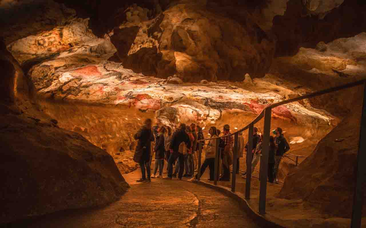 Para garantir que o público pudesse apreciar a arte sem comprometer sua conservação, foram construídas réplicas detalhadas conhecidas como Lascaux 2º, 3º e 4º. Essas reproduções permitem uma experiência imersiva, mantendo a fidelidade às cores, formas e dimensões originais. A iniciativa tornou-se referência mundial em preservação e divulgação de patrimônio arqueológico.
