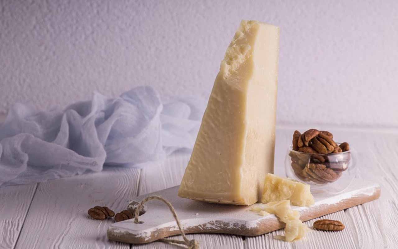 Já o parmesão fracionado vendido em supermercados tem validade curta. É essencial respeitar as informações da embalagem para garantir segurança alimentar e preservar o sabor característico.