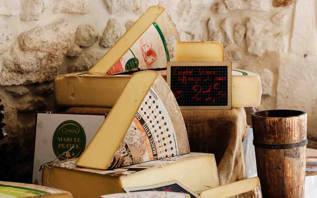 Emmental – Famoso pelos buracos grandes, é um queijo de sabor suave e adocicado criado na Suíça. É usado em fondues, sanduíches e pratos quentes como gratinados.