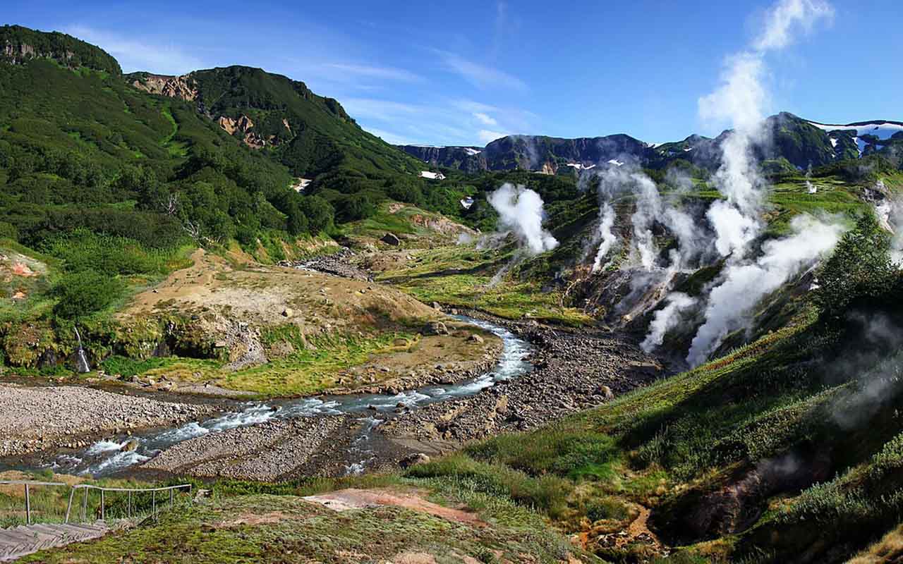 O Vale dos Gêiseres, na Rússia, abriga cerca de 90 gêiseres ativos em uma área de sete quilômetros quadrados cercada por montanhas em Kamchatka. O acesso só é possível por helicóptero, reforçando seu caráter remoto e preservado. É reconhecido como Patrimônio Natural Mundial pela ONU.
