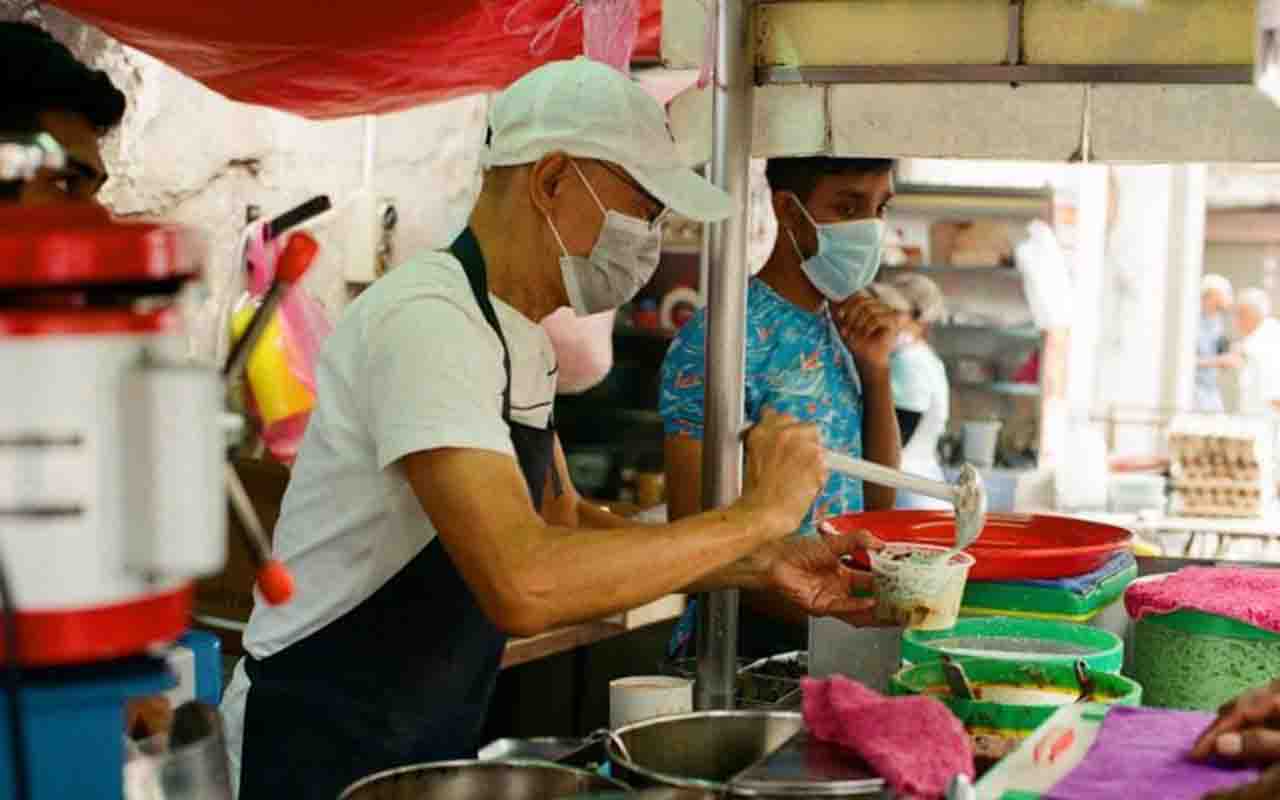 A cidade é considerada por muitos especialistas como a capital culinária da Malásia devido à enorme variedade de sabores encontrados em mercados de rua, restaurantes familiares e centros de alimentação conhecidos como hawker centres. O aroma de especiarias domina várias ruas da cidade, especialmente nos bairros históricos conhecidos como Little India e Chinatown.