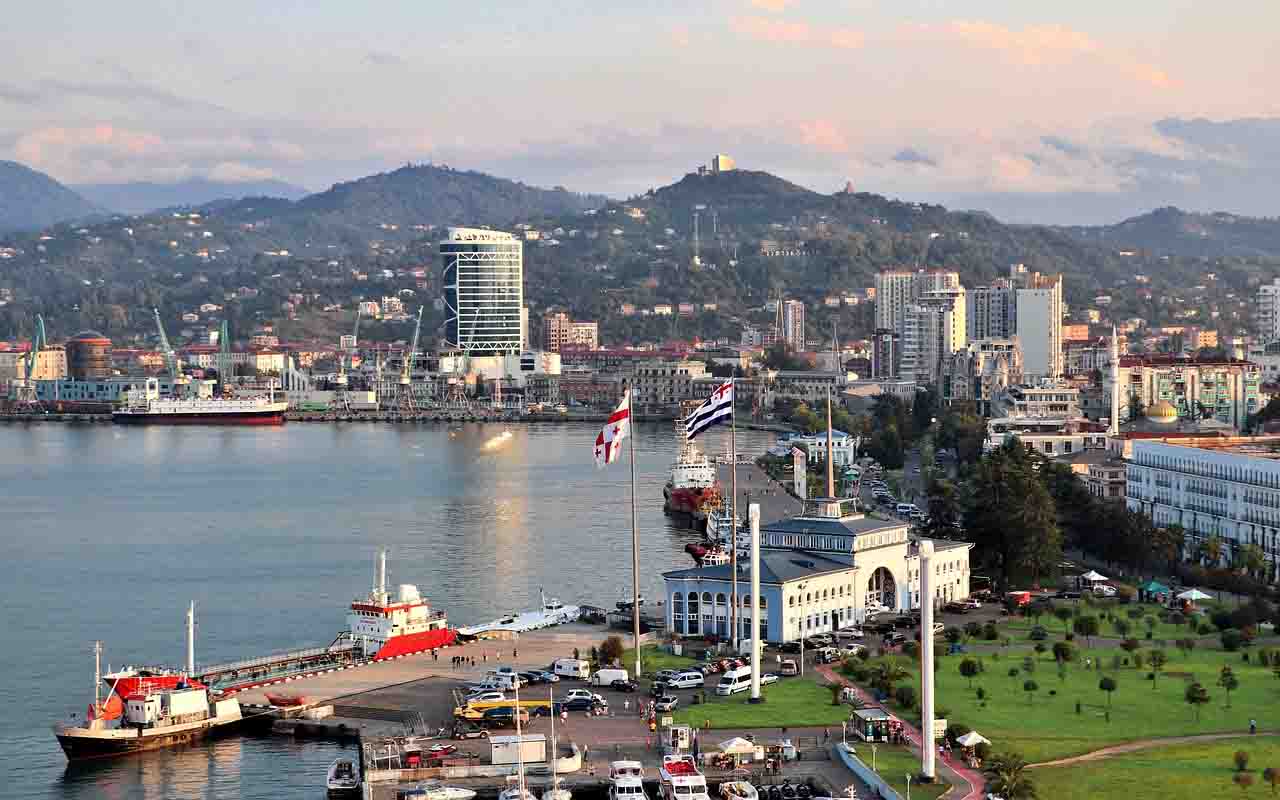 Outras cidades importantes são Kutaisi e Batumi (foto), onde ficam os maiores aeroportos do país. Batumi, localizada no litoral banhado pelo Mar Negro, é vibrante e moderna, com ruas animadas e arquitetura dinâmica, além de praias de pedra, diferentes da areia fina típica do Brasil.
