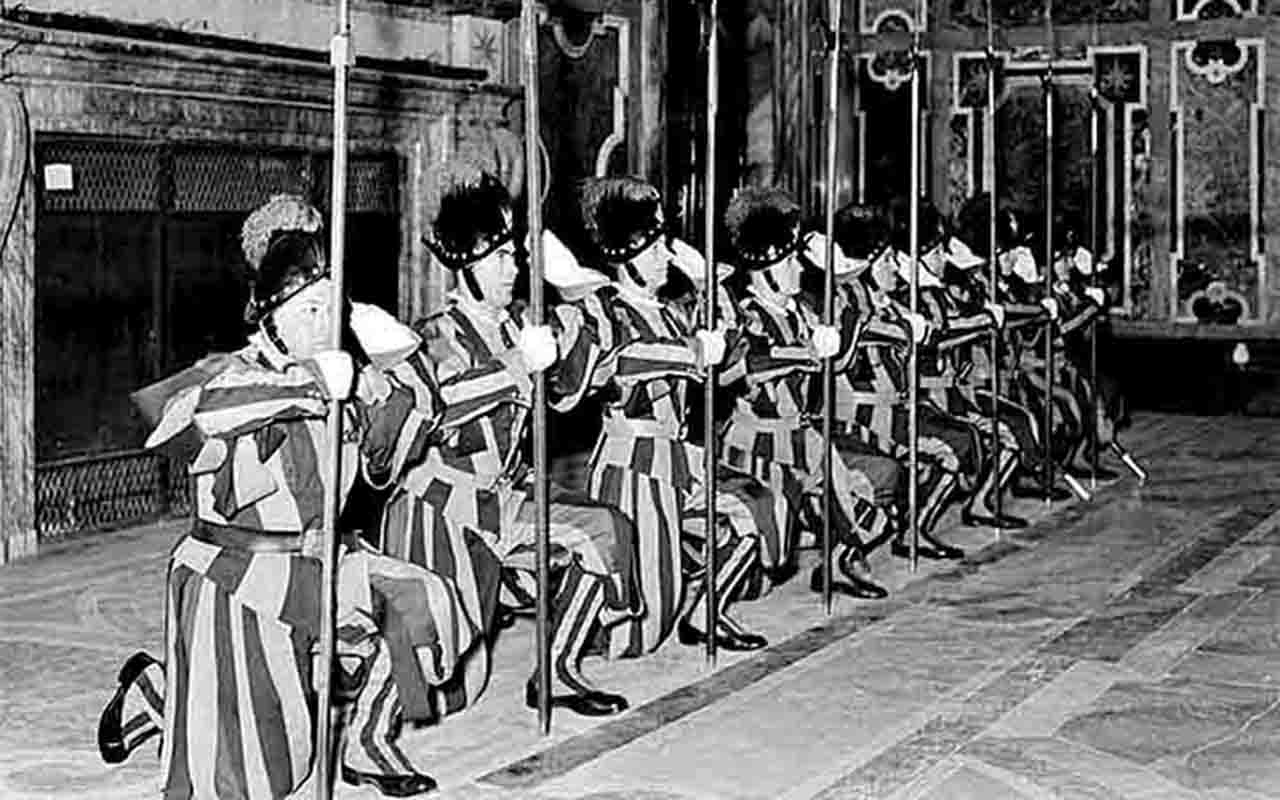 A Guarda Suíça foi criada mais de quatro séculos antes do surgimento do Estado da Cidade do Vaticano. Fundada em 1506 por determinação do papa Júlio II, a tropa nasceu em uma época em que mercenários suíços eram muito valorizados na Europa por sua capacidade militar.