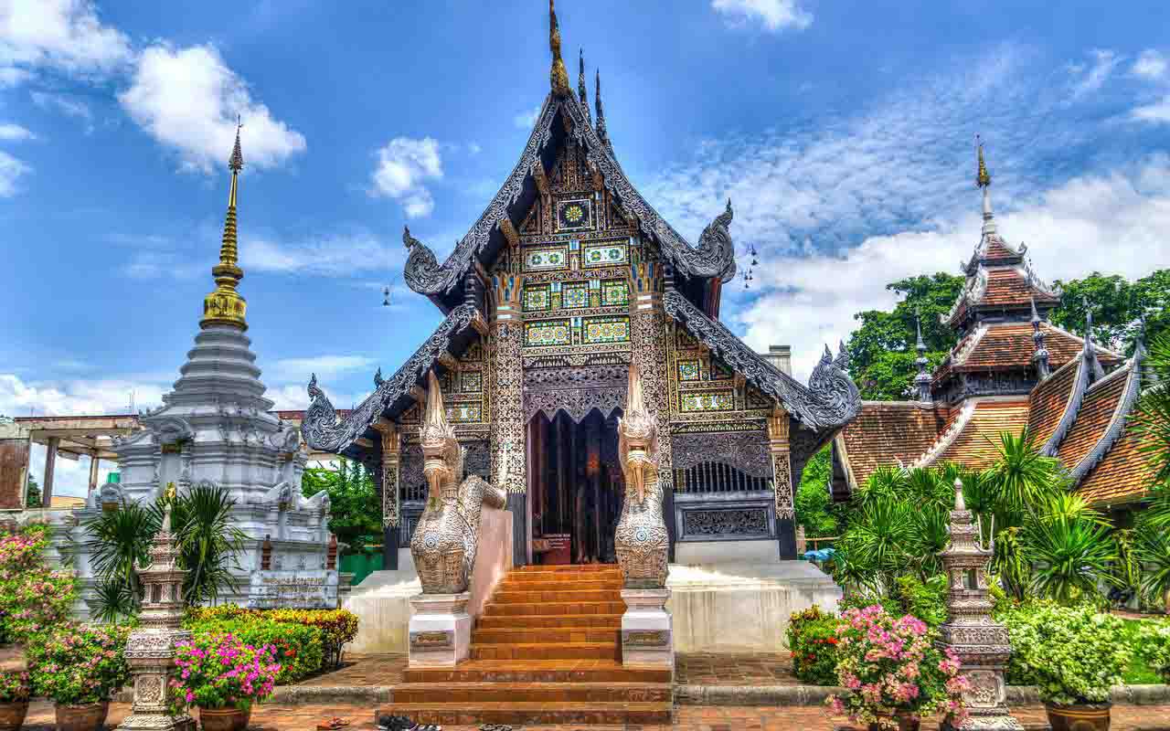 Tailândia (Antigo Sião) - 68 milhões de habitantes. Capital: Bangkok - Um dos poucos países do Sudeste Asiático que nunca foram colonizados por britânicos ou franceses. Durante séculos, é governado por reis. Mas, nos anos 1930, a monarquia deixou de ser absoluta para ser constitucional. E o nome passou a ser Tailândia (que significa 