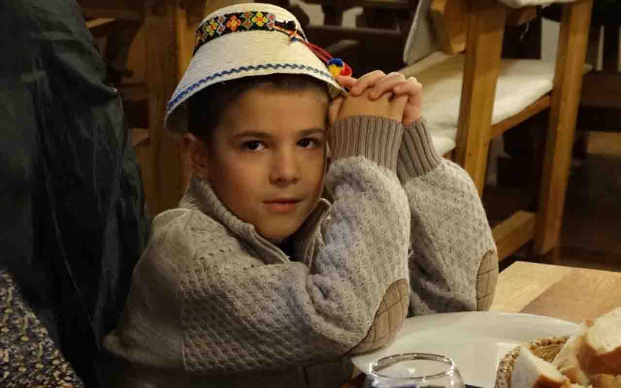 Celebrações como a Páscoa e o Natal, aliás, são marcadas por trajes típicos bordados à mão. Nessas festas, moradores cantam colinde (canções tradicionais) e dançam em rodas comunitárias. As tradições, desse modo, reforçam a identidade coletiva da região.