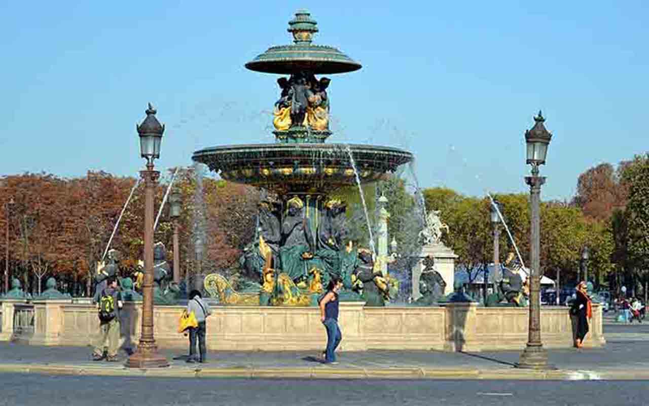 Durante o século 19, a Praça foi modernizada com fontes monumentais e novos elementos decorativos que ampliaram consideravelmente sua beleza. Essas adições trouxeram imponência e sofisticação ao espaço, tornando-o ainda mais atrativo. O resultado foi um ambiente que combina história e estética refinada, encantando moradores e turistas em todas as épocas.
