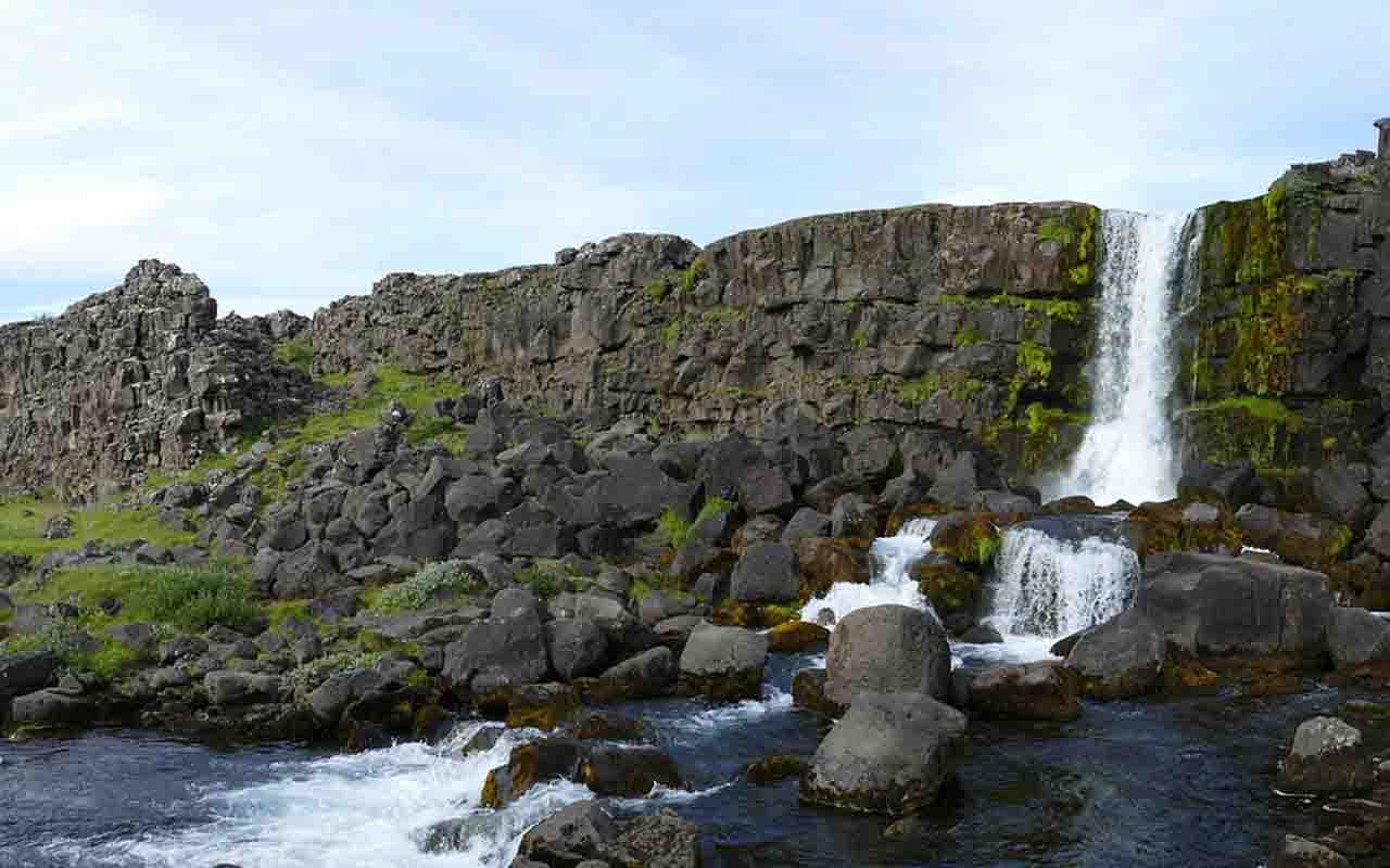 Thingvellir tornou-se parque nacional em 1928, descrito como “santuário nacional protegido”. Em 2004, foi reconhecido como Patrimônio Mundial da UNESCO, garantindo sua preservação como herança cultural e natural.