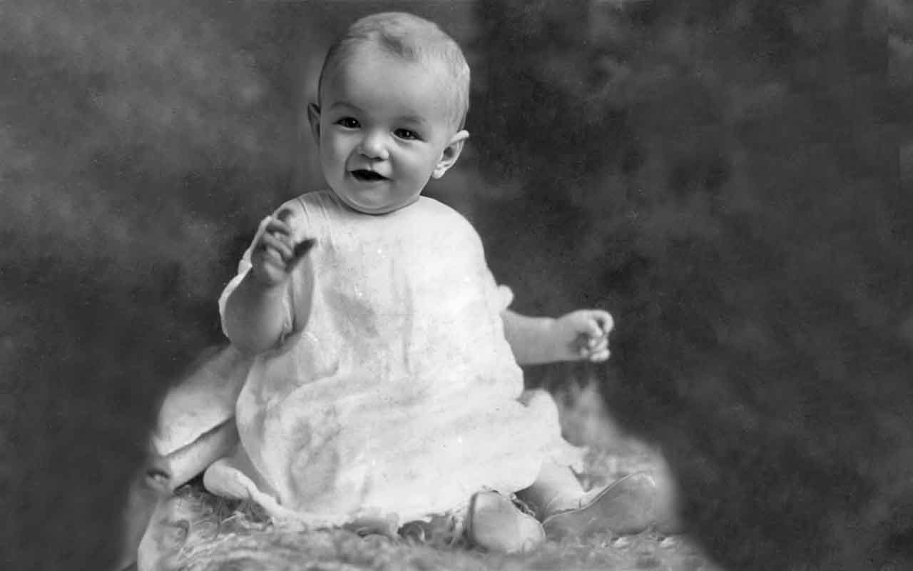 Marilyn Monroe nasceu como Norma Jeane Mortenson em 1º de junho de 1926, em Los Angeles, na Califórnia. Sua infância foi marcada por instabilidade e dificuldades familiares. Abandonada pelo pai, cuja identidade jamais conheceu, ela passou boa parte dos primeiros anos de vida entre famílias adotivas, lares temporários e um orfanato, pois a mãe, Gladys Baker, enfrentava problemas relacionados à saúde mental. A ausência de uma estrutura familiar sólida deixaria marcas profundas em sua personalidade