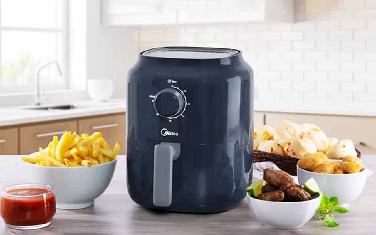 Após a limpeza, enxágue bem e seque o cesto naturalmente ou com um pano seco. Para limpar a parte externa da air fryer, utilize um pano úmido com detergente e finalize com um pano seco.