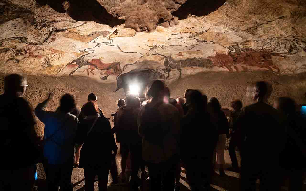 Em 1979, a UNESCO reconheceu Lascaux como Patrimônio Mundial da Humanidade, reforçando sua importância universal. O título destacou o valor das cavernas como testemunho da criatividade e espiritualidade dos primeiros Homo sapiens. Esse reconhecimento também fortaleceu os esforços de preservação e pesquisa internacional.