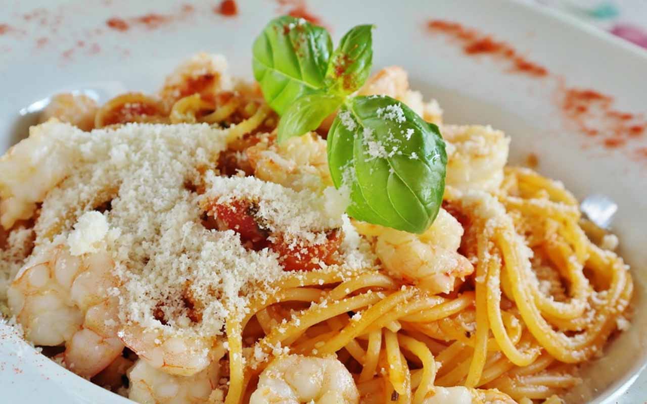 Nas massas, o parmesão é muito usado. Ralado sobre espaguete ou penne, ele intensifica o molho e adiciona uma camada de sabor que transforma o prato em uma experiência completa.